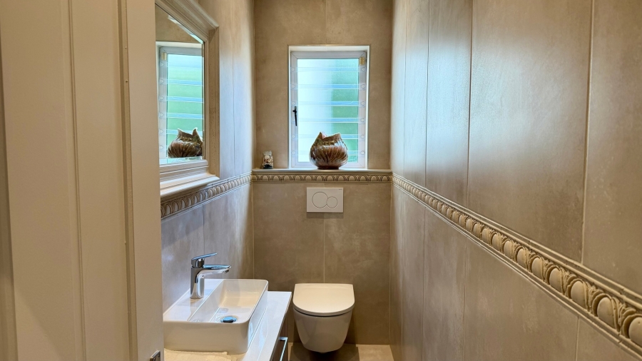 5 Bedroom Property for Sale in Dennegeur Western Cape